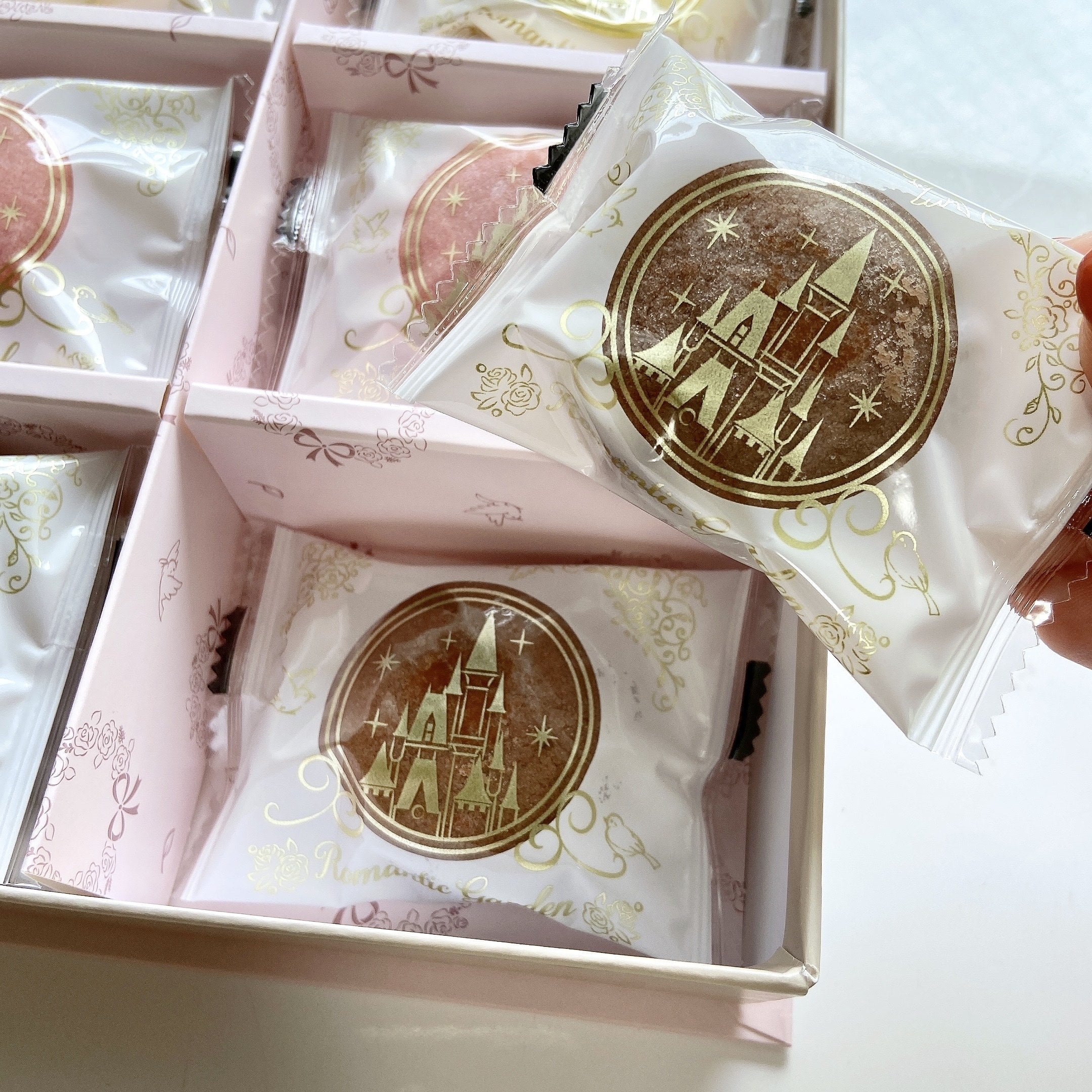 こんな可愛いの 買うに決まってる ディズニーランドの ミッキー菓子箱 がオシャレすぎる