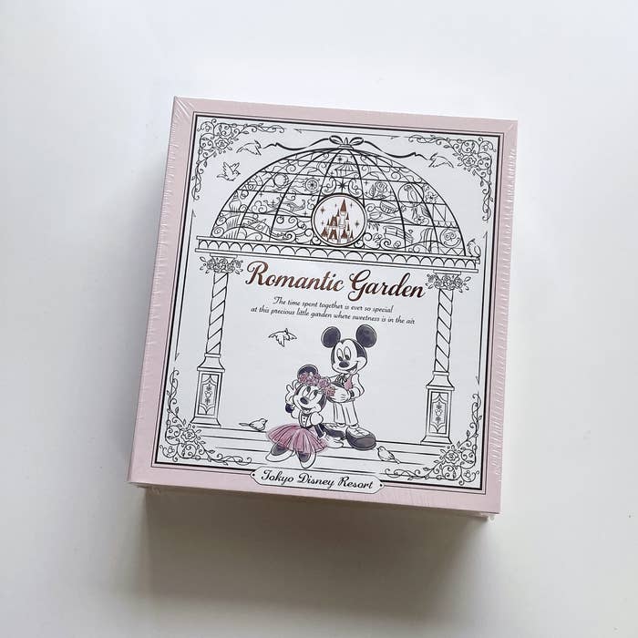 東京ディズニーランド（Tokyo Disneyland）のおすすめおみやげ「クリームサンドクッキー 紙箱」ミッキーとミニーがかわいい