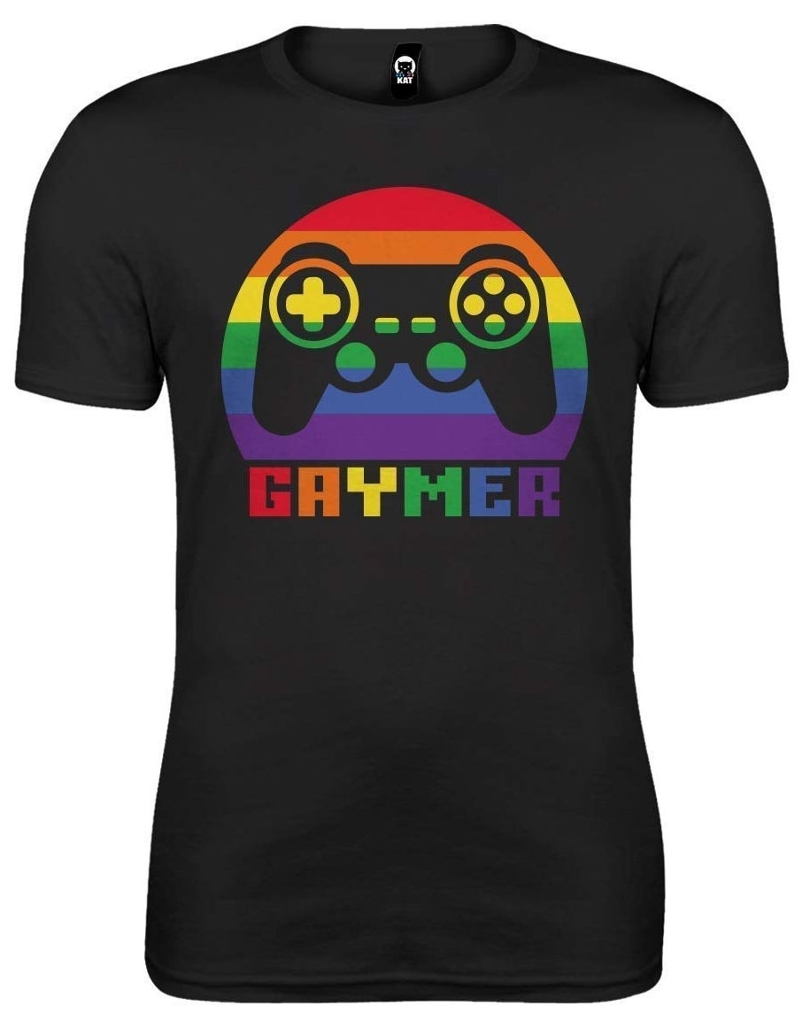 playera negra con la imagen de un control Nintendo, color arcoíris y la palabra gaymer