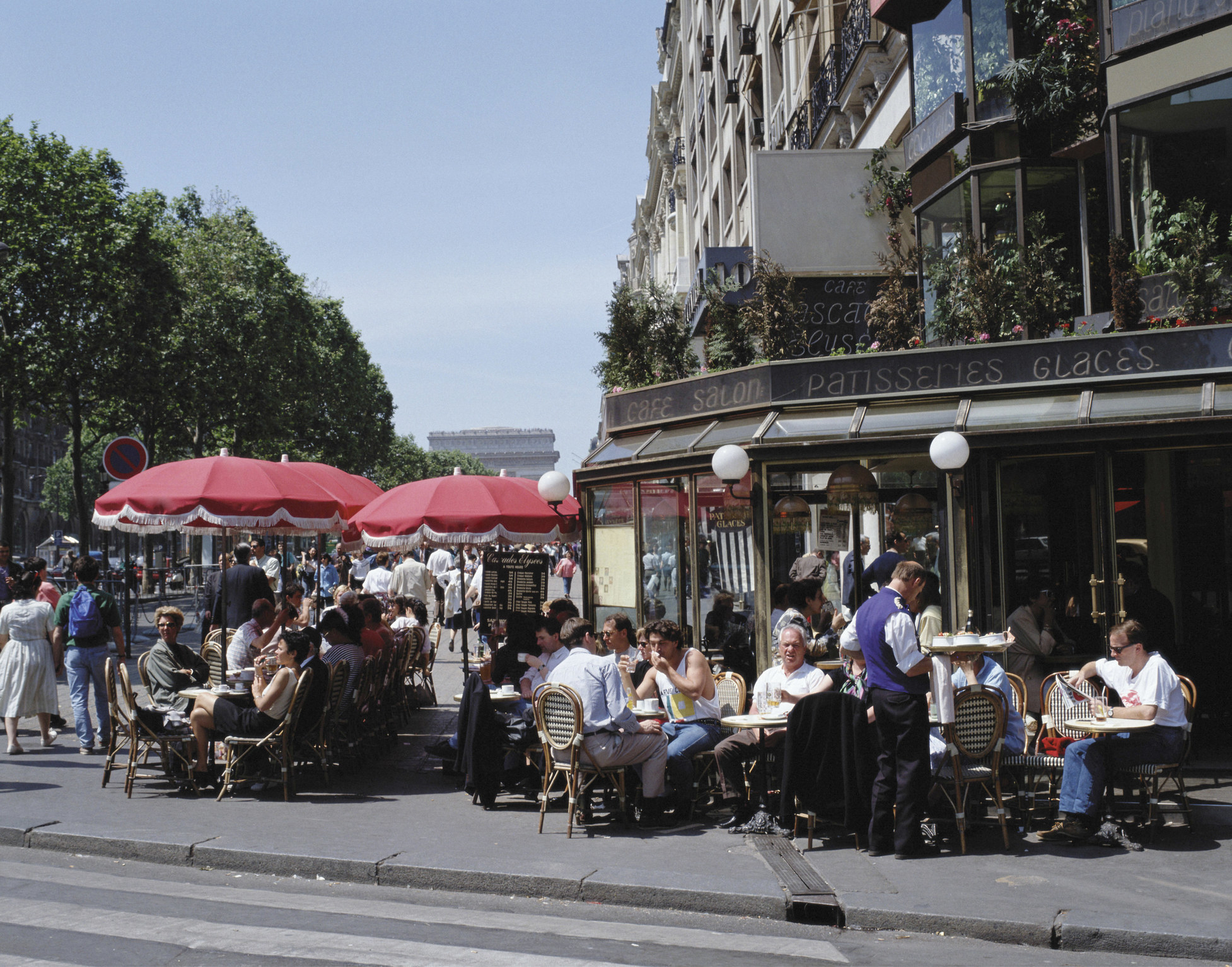 Diners eating outdoors in Paris.