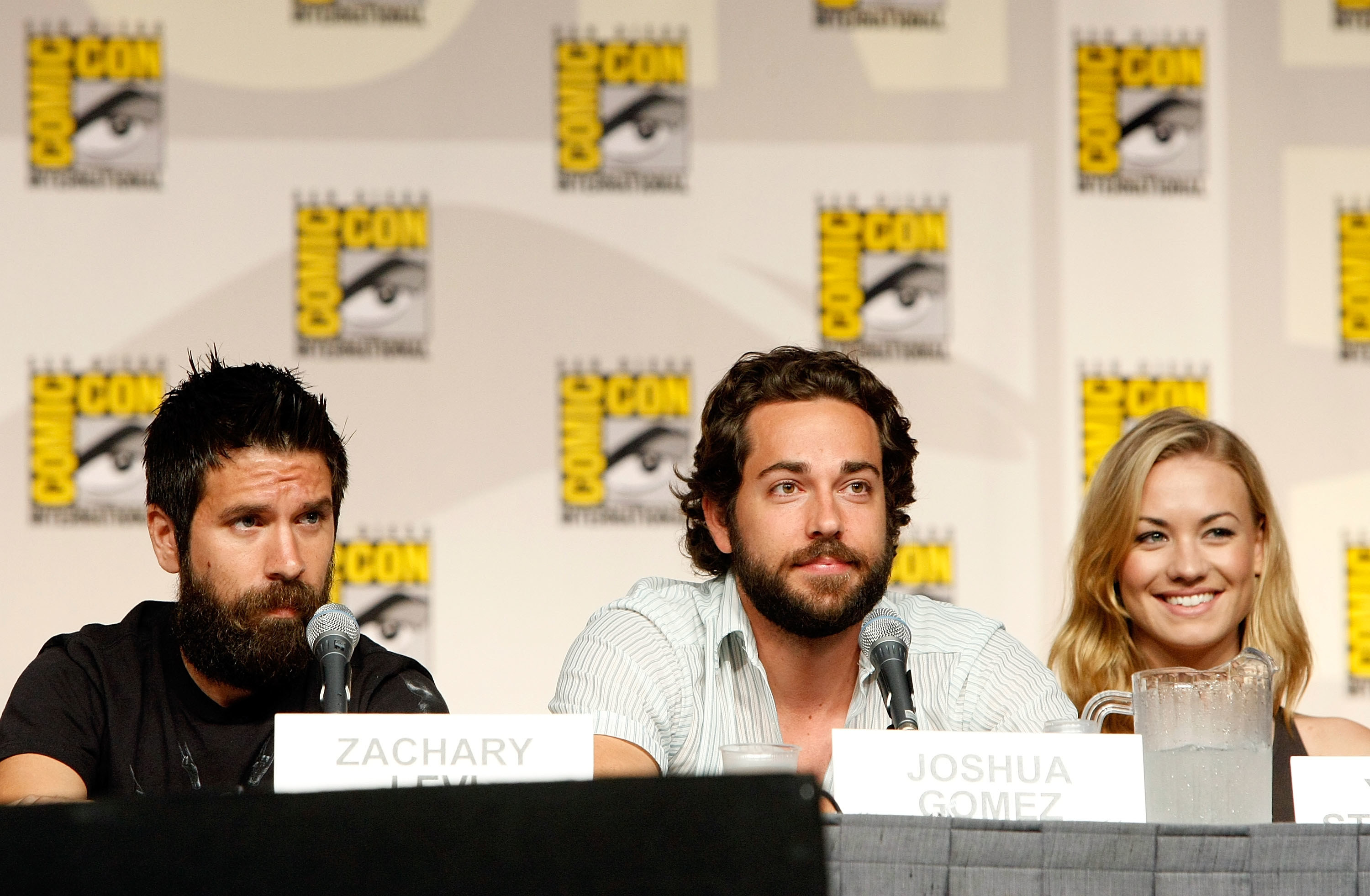 A younger Zachary Levi at a Comic-Con panel for Chuck with Yvonne Strahovski and Joshua Gomez