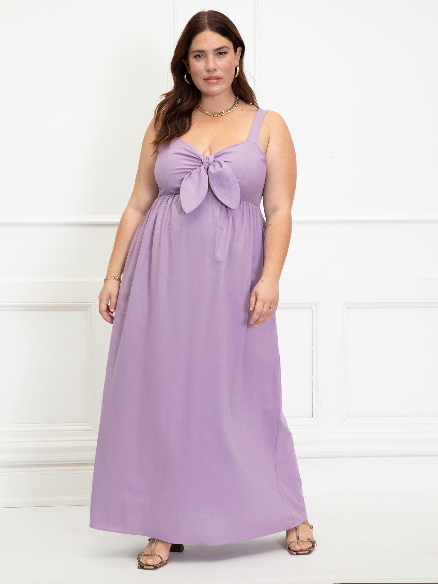 woman wearing lavender dress and brown sandals