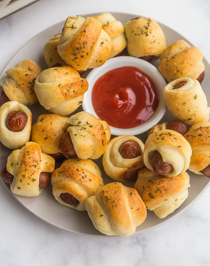 A plate of pigs in a blanket.