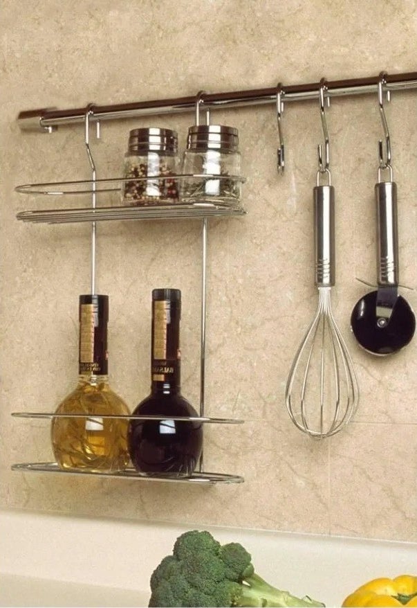 organizador para cocina instalado en la pared con varias funciones