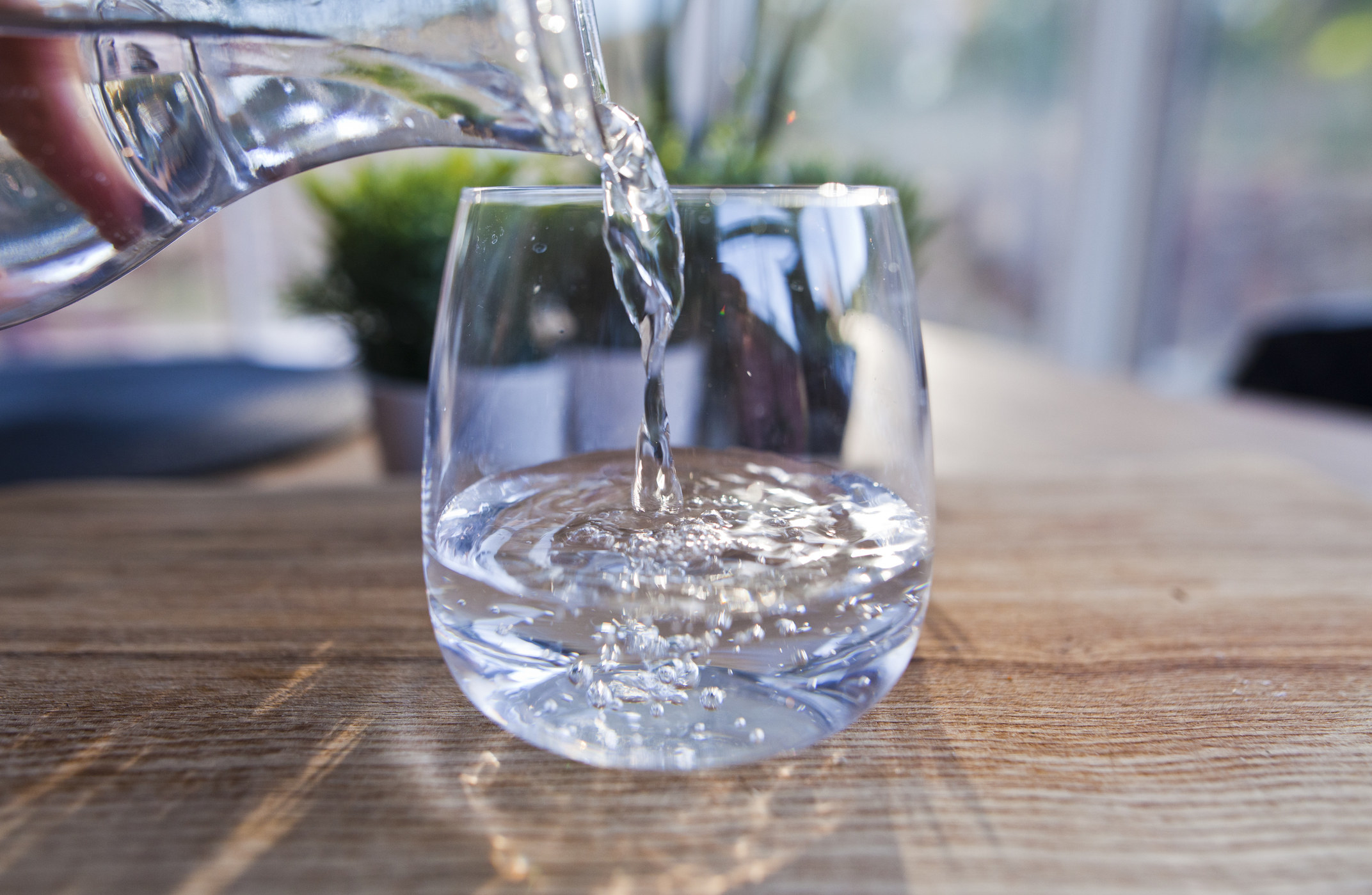 Прием теплой воды. Стакан воды. Бокалы для воды. Красивые стаканы для воды. Чистая вода.