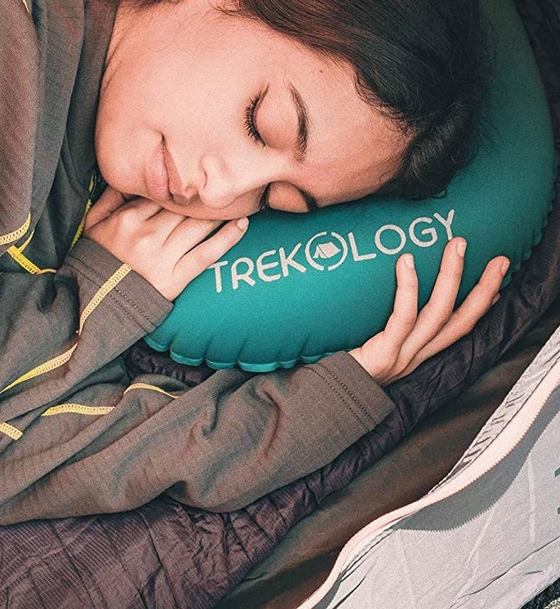 A person sleeping on the inflatable pillow