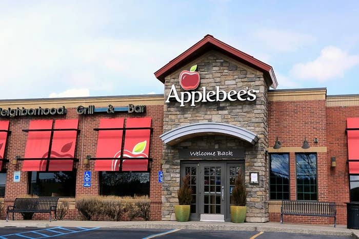 The front entrance to an Applebee&#x27;s restaurant