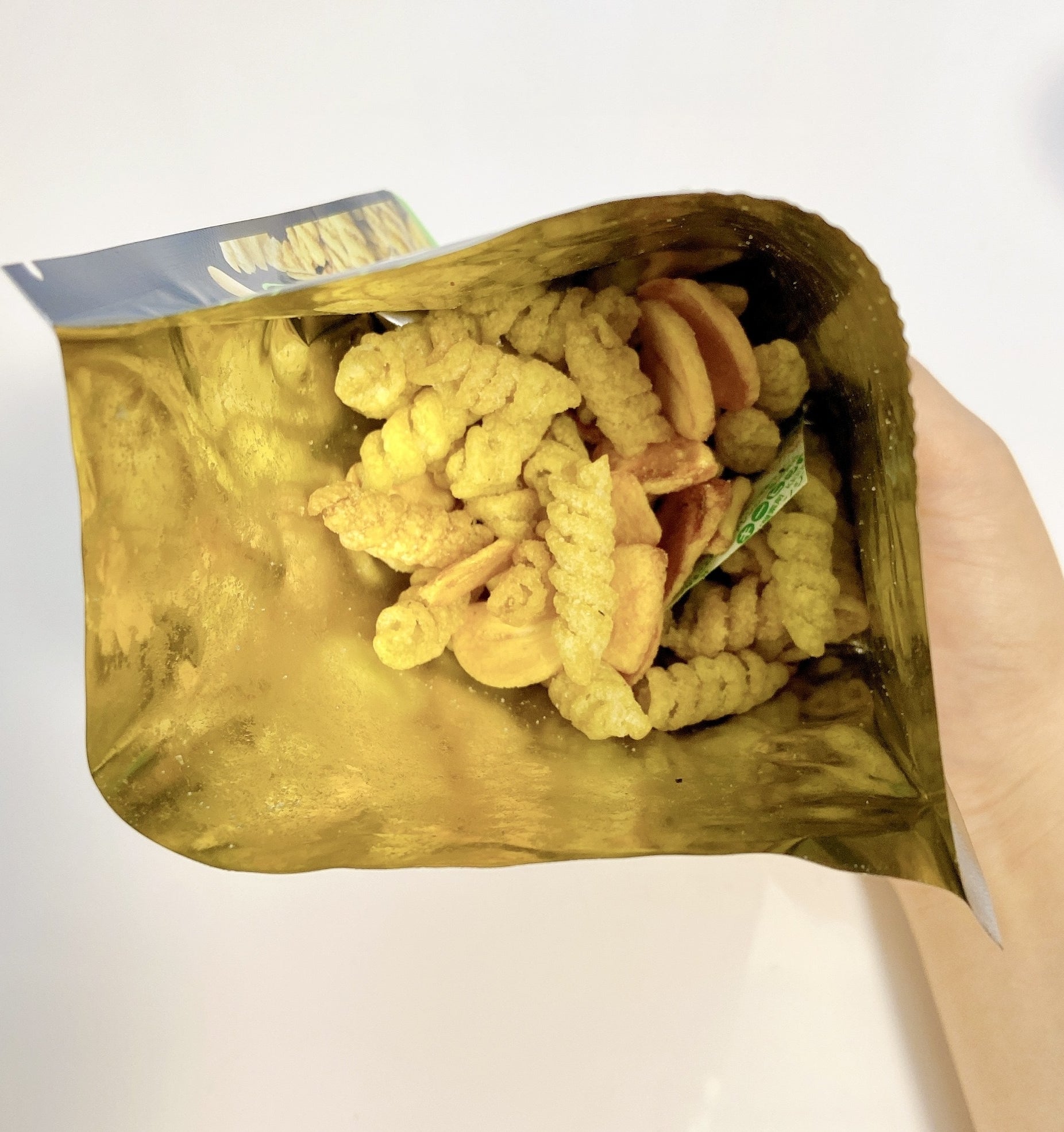 KALDI（カルディ）のおすすめおつまみ「ループスナック（ジェノベーゼパスタ味）」ワインに合う