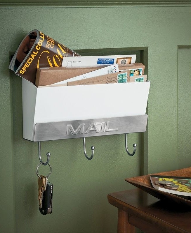 photo of the mail and key holder