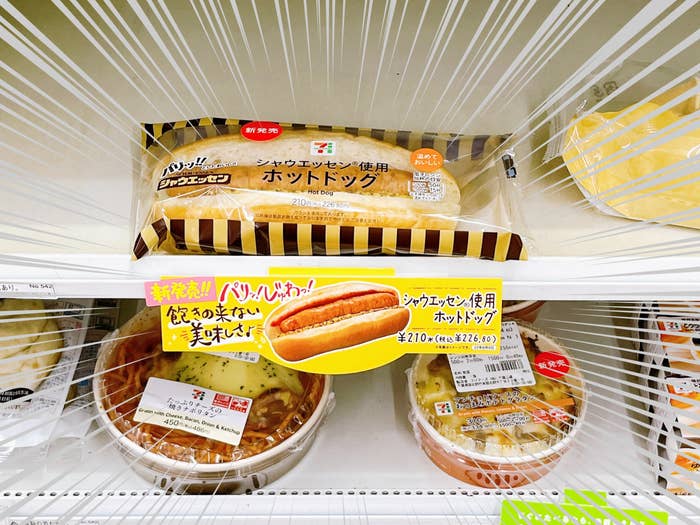 シンプルすぎて笑った セブンに スーパーでよく見るウインナー を挟んだパンが売ってたんだけど