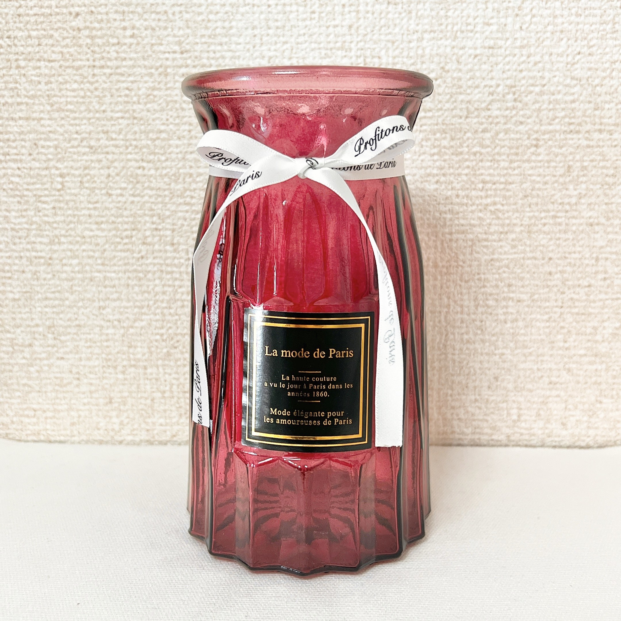 ★DAISO（ダイソー）のオススメインテリア「ガラス花瓶（ワインレッド φ10×Ｈ17.7cm、口部外）」