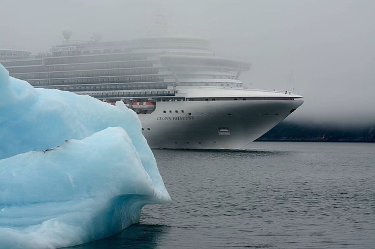 まるでタイタニックだ クルーズ船が氷山に衝突 引き返す事態に 米アラスカ