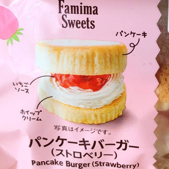 FamilyMart（ファミリーマート）のおすすめ新作スイーツ「パンケーキバーガー（ストロベリー）」ホイップクリームたっぷり贅沢でおいしい