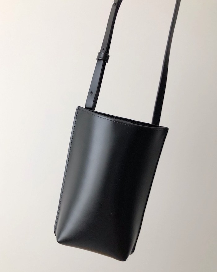 UNIQLO（ユニクロ）の新作レディースアイテム「レザータッチミニポシェット」高見えするバッグでコーデにおすすめ