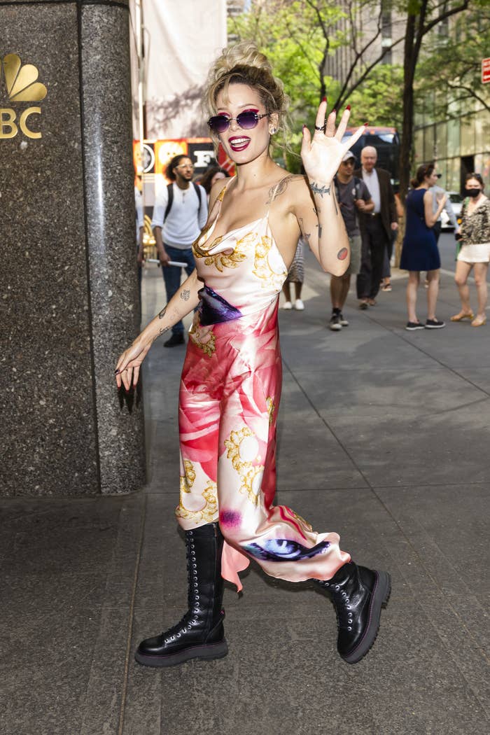 Halsey waving as they walk into a building