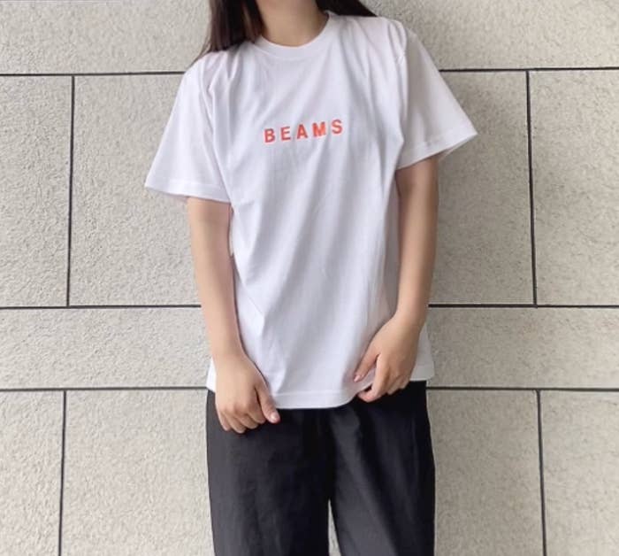 BEAMS（ビームス）のおすすめトップス「BEAMS / ロゴ Tシャツ 22SS」コーデ紹介