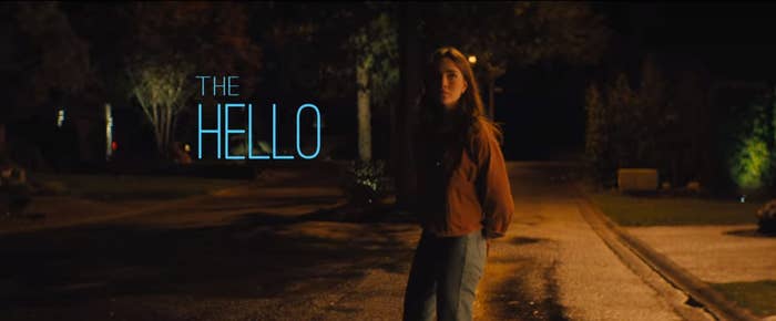 克莱尔晚上站在外面写着“hello"