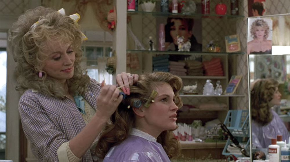 Dolly Parton curling Julia Roberts&#x27; hair in salon in &quot;Steel Magnolias&quot;