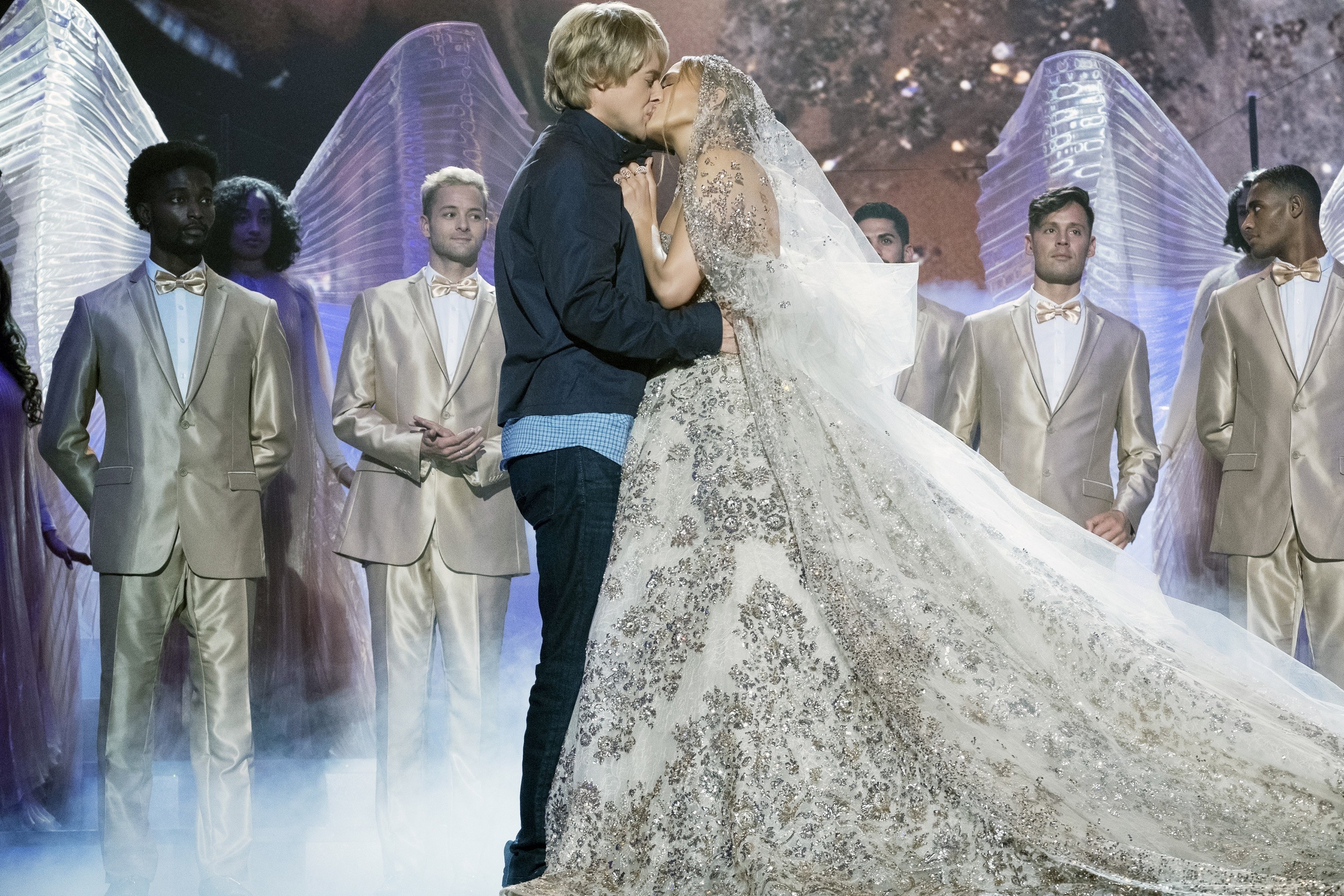 Owen Wilson and Jennifer Lopez kiss on stage
