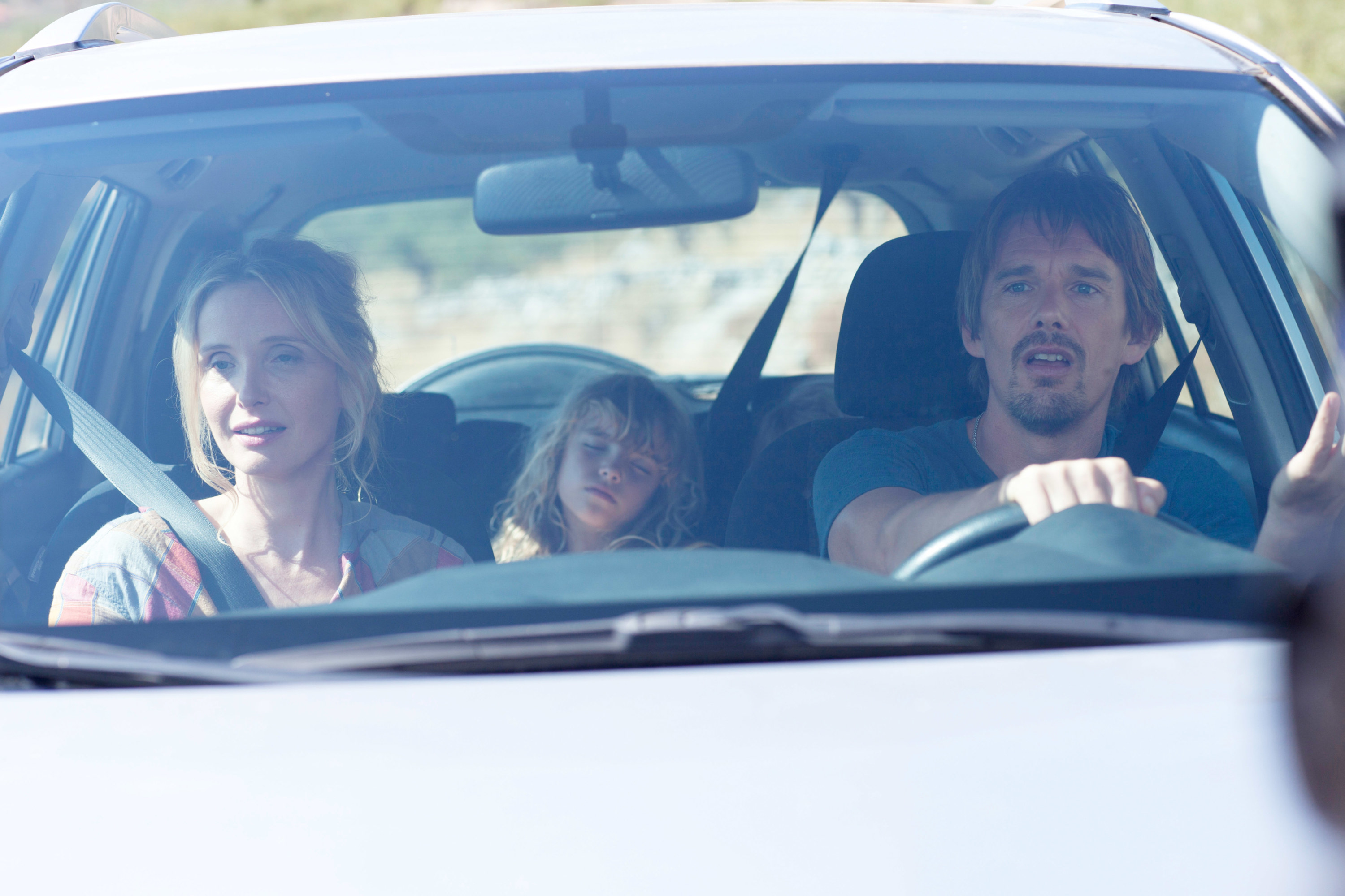 Julie Delpy and Ethan Hawke drive a car
