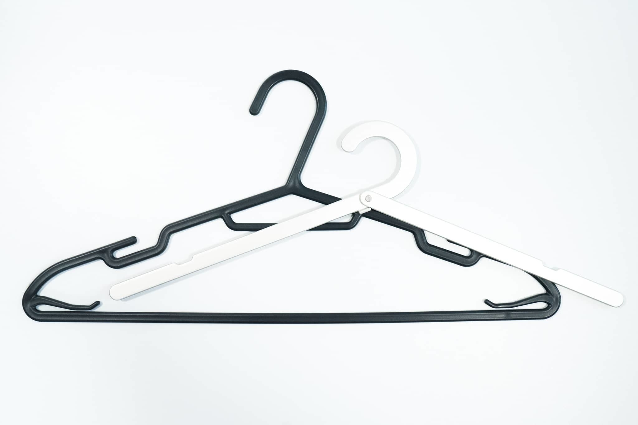 無印良品の人気便利グッズ「携帯用アルミ折りたたみ式ハンガー」