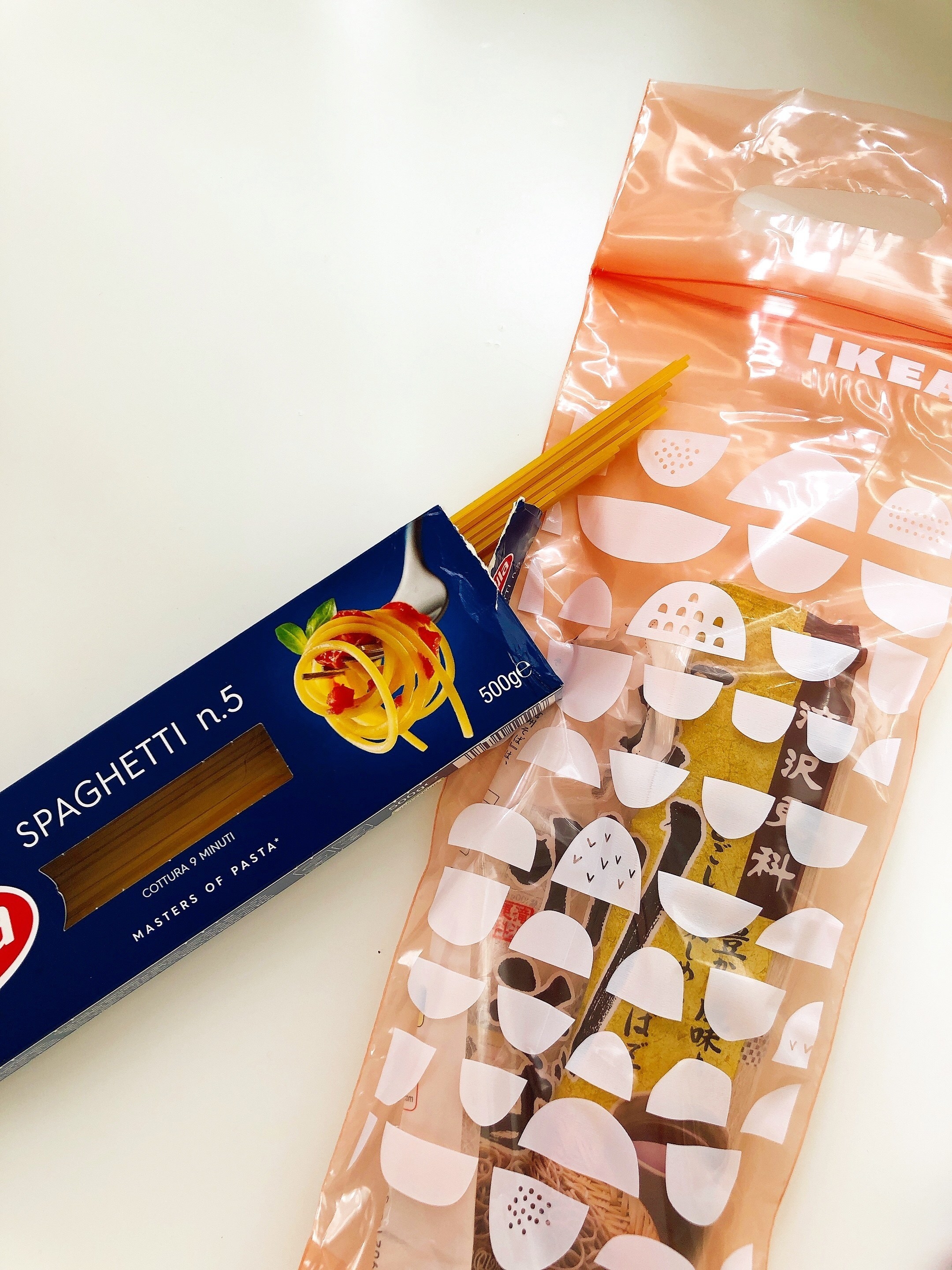 IKEA(イケア)の「BEKOSTA べコスタ フリーザーバッグ」は、縦に長い袋で、野菜やパスタを保存できるキッチン便利アイテムです!