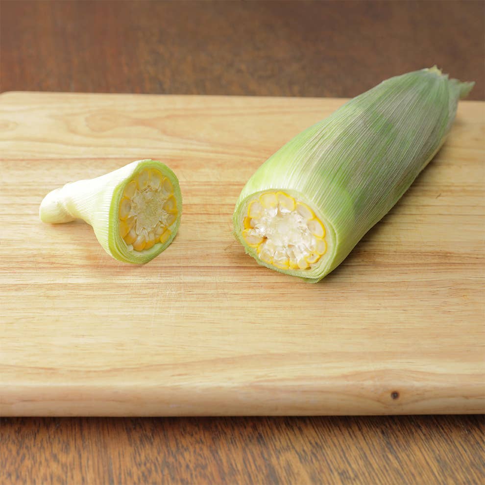 とうもろこしを皮付きのまま電子レンジで加熱する裏ワザ レシピ 作り方 Tasty とうもろこしを皮付きのまま電子レンジで加熱する裏ワザ レシピ 作り方 Tasty