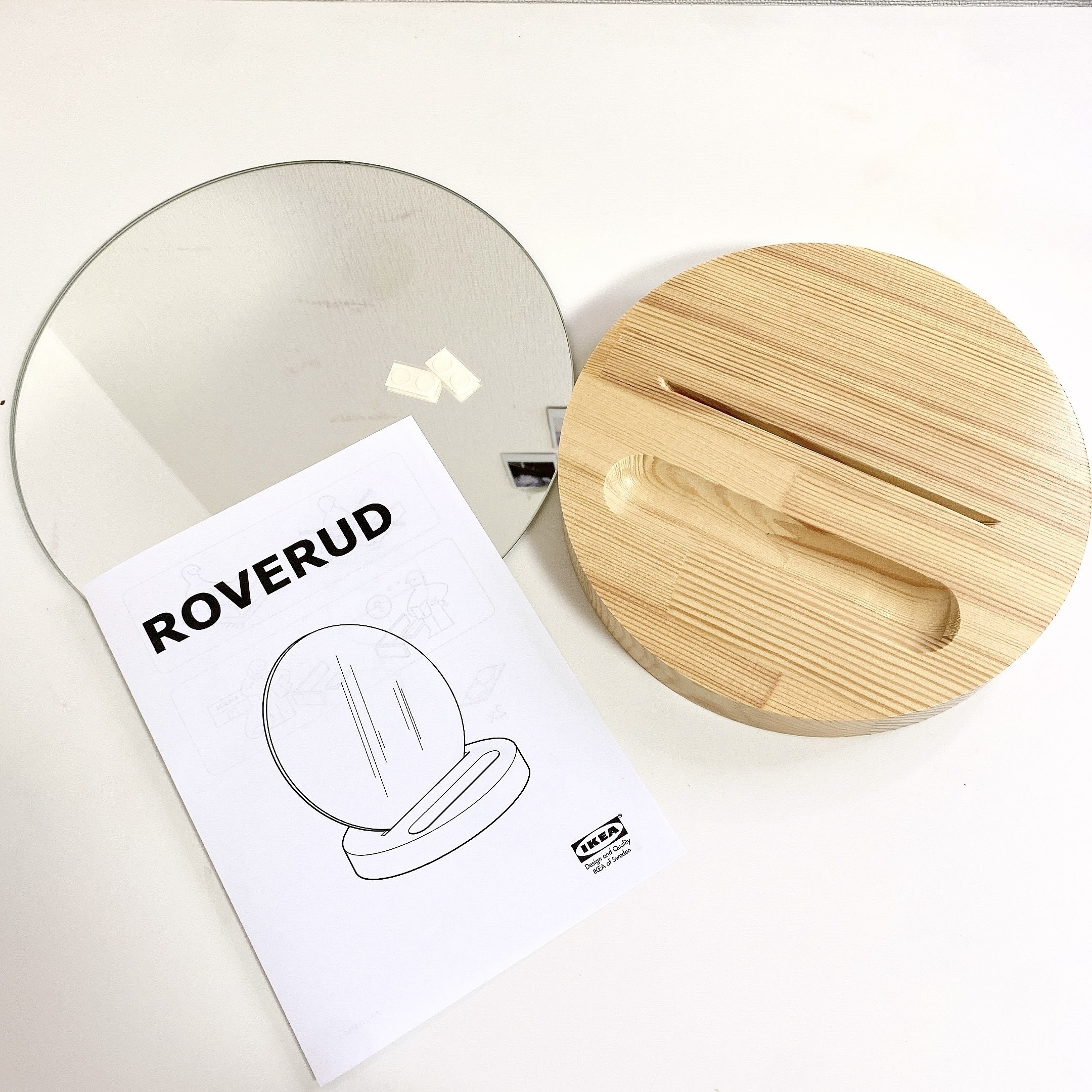 IKEA（イケア）の「ROVERUD（ルーヴェルード）」は、シンプルでおしゃれなテーブルミラーでおすすめです！