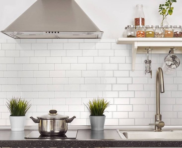 White kitchen backsplash tiles