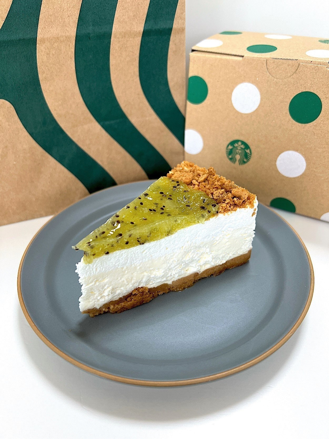 Starbucks（スターバックス）のおすすめスイーツ「キウイフルーツのレアチーズケーキ」果物たっぷりでさわやかな人気の夏デザート