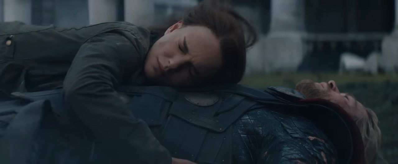 Jane holding an unconscious Thor in &quot;Thor: The Dark World&quot;
