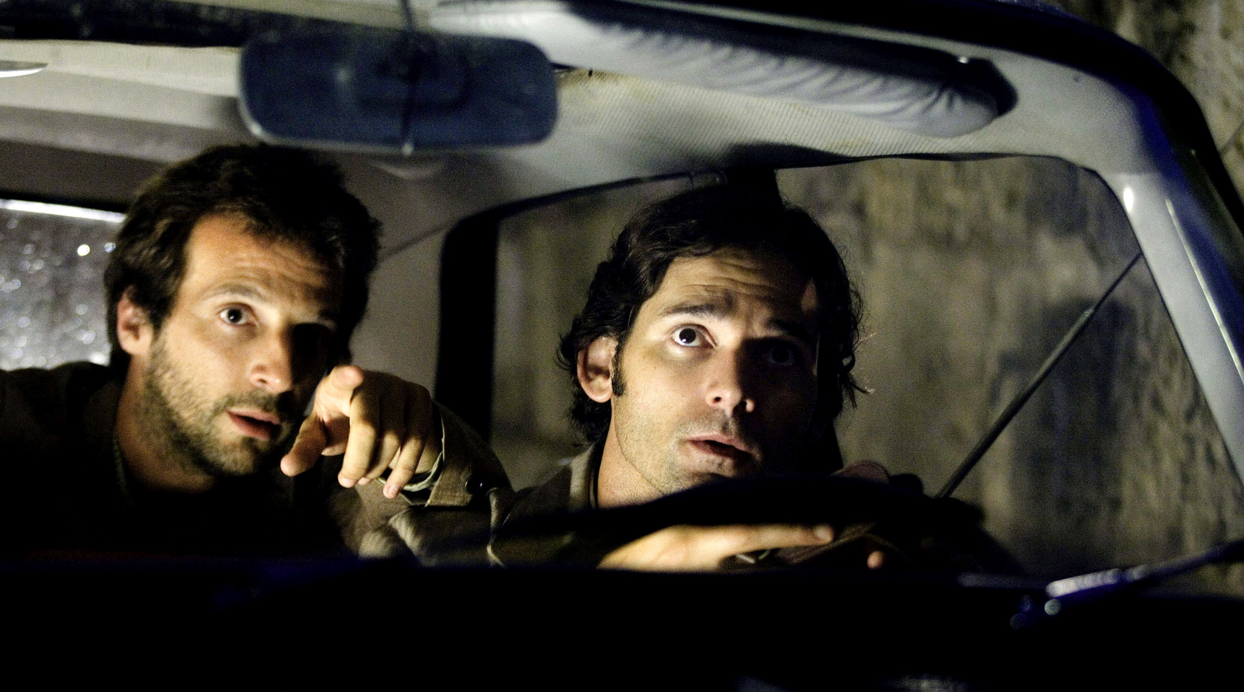 Mathieu Kassovitz, Eric Bana in a car at night