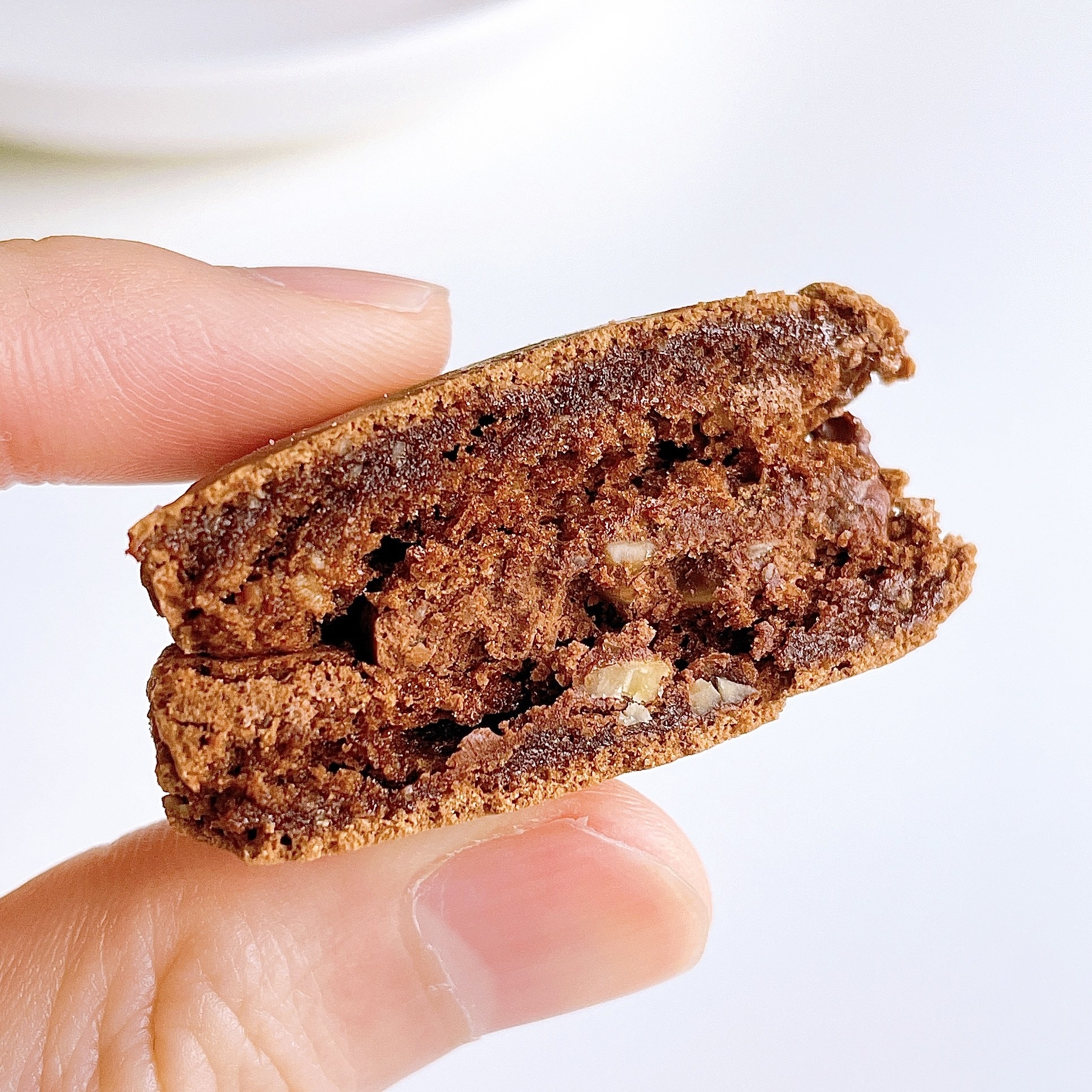 LAWSON(ローソン)の新作スイーツ「マカロン あまおう苺&ショコラ」小腹が空いた時のおやつやデザートにおすすめ