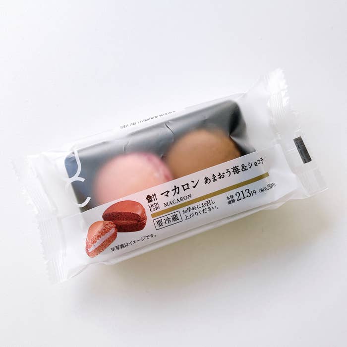 LAWSON(ローソン)の新作スイーツ「マカロン あまおう苺&ショコラ」小腹が空いた時のおやつやデザートにおすすめ