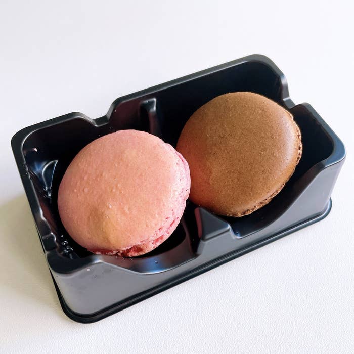 LAWSON(ローソン)の新作スイーツ「マカロン あまおう苺&ショコラ」小腹が空いた時のおやつやデザートにおすすめ