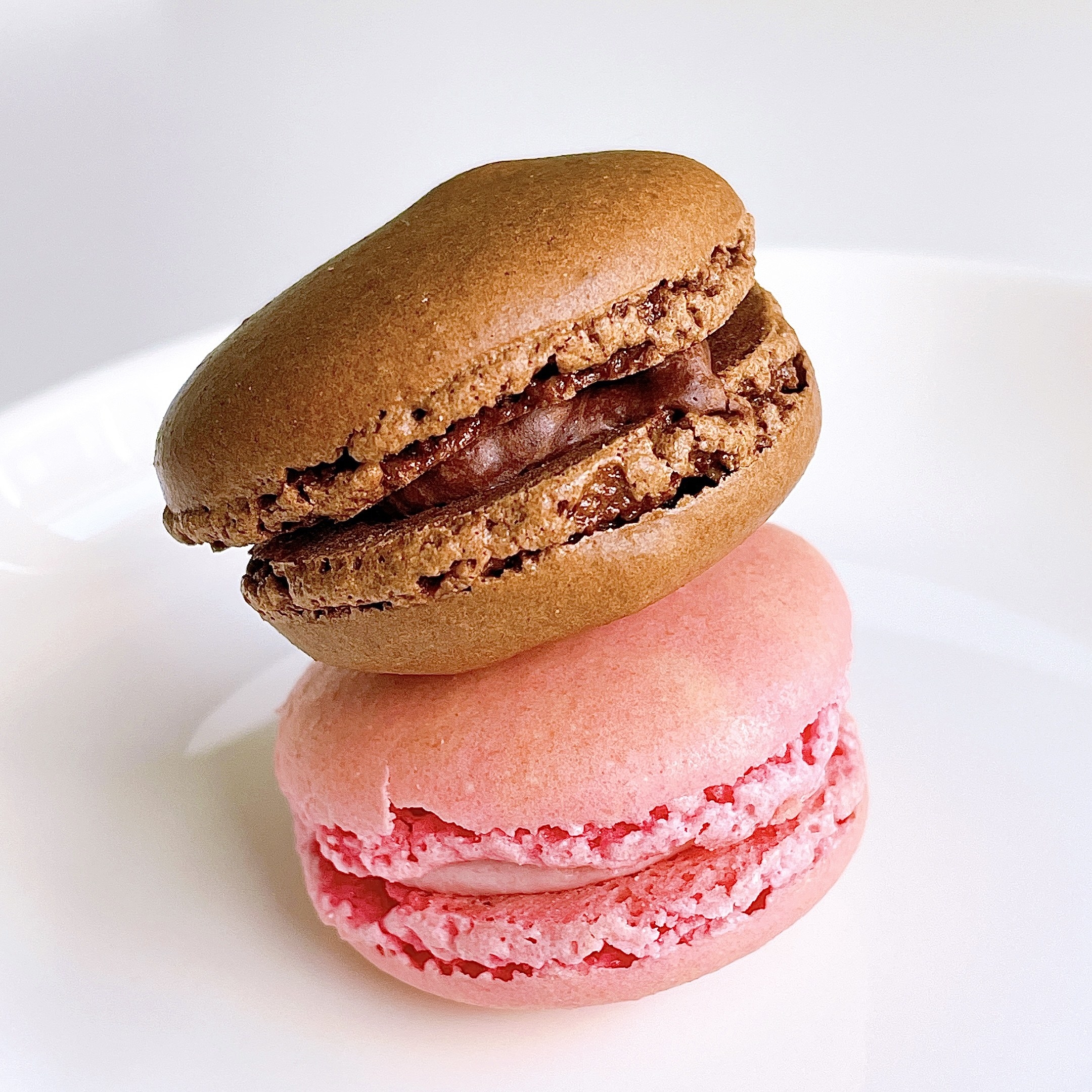 LAWSON(ローソン)の新作スイーツ「マカロン あまおう苺&ショコラ」小腹が空いた時のおやつやデザートにおすすめ