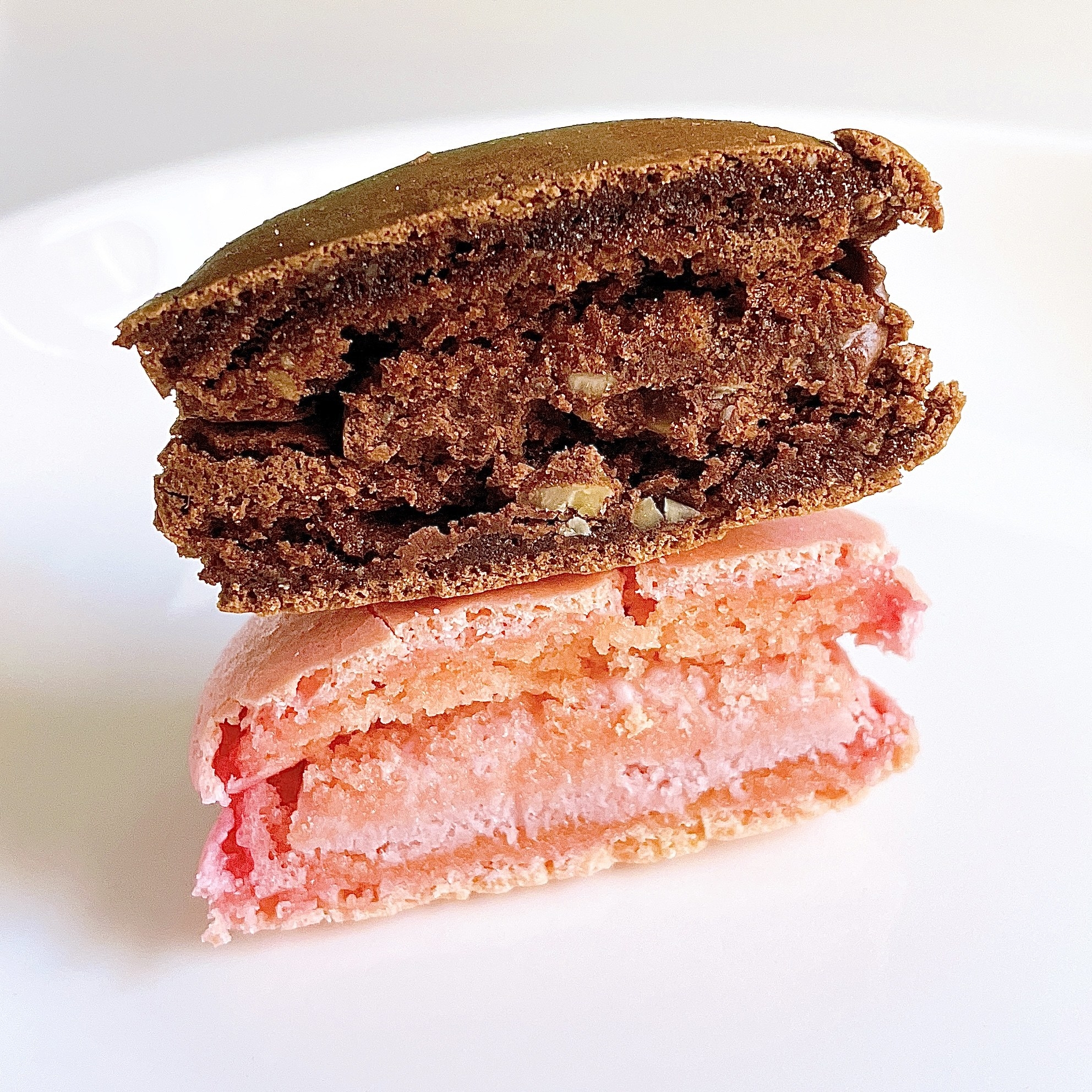 LAWSON(ローソン)の新作スイーツ「マカロン あまおう苺&ショコラ」小腹が空いた時のおやつやデザートにおすすめ