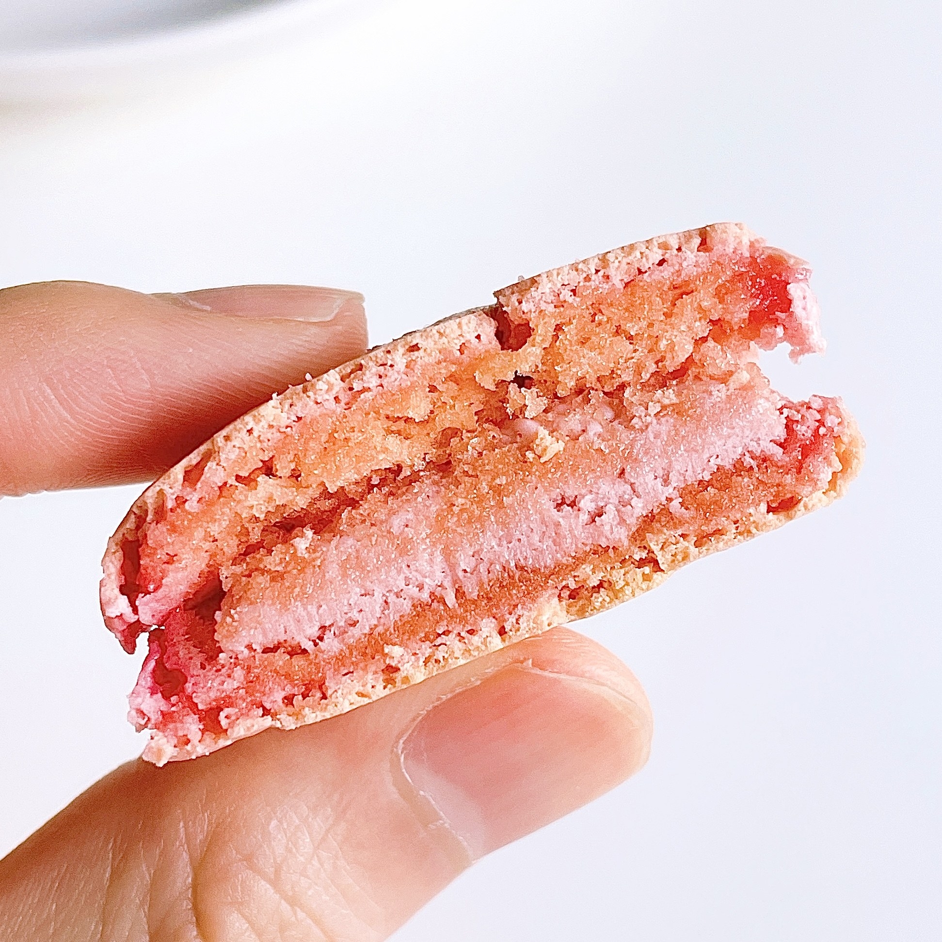 LAWSON(ローソン)の新作スイーツ「マカロン あまおう苺&ショコラ」小腹が空いた時のおやつやデザートにおすすめ