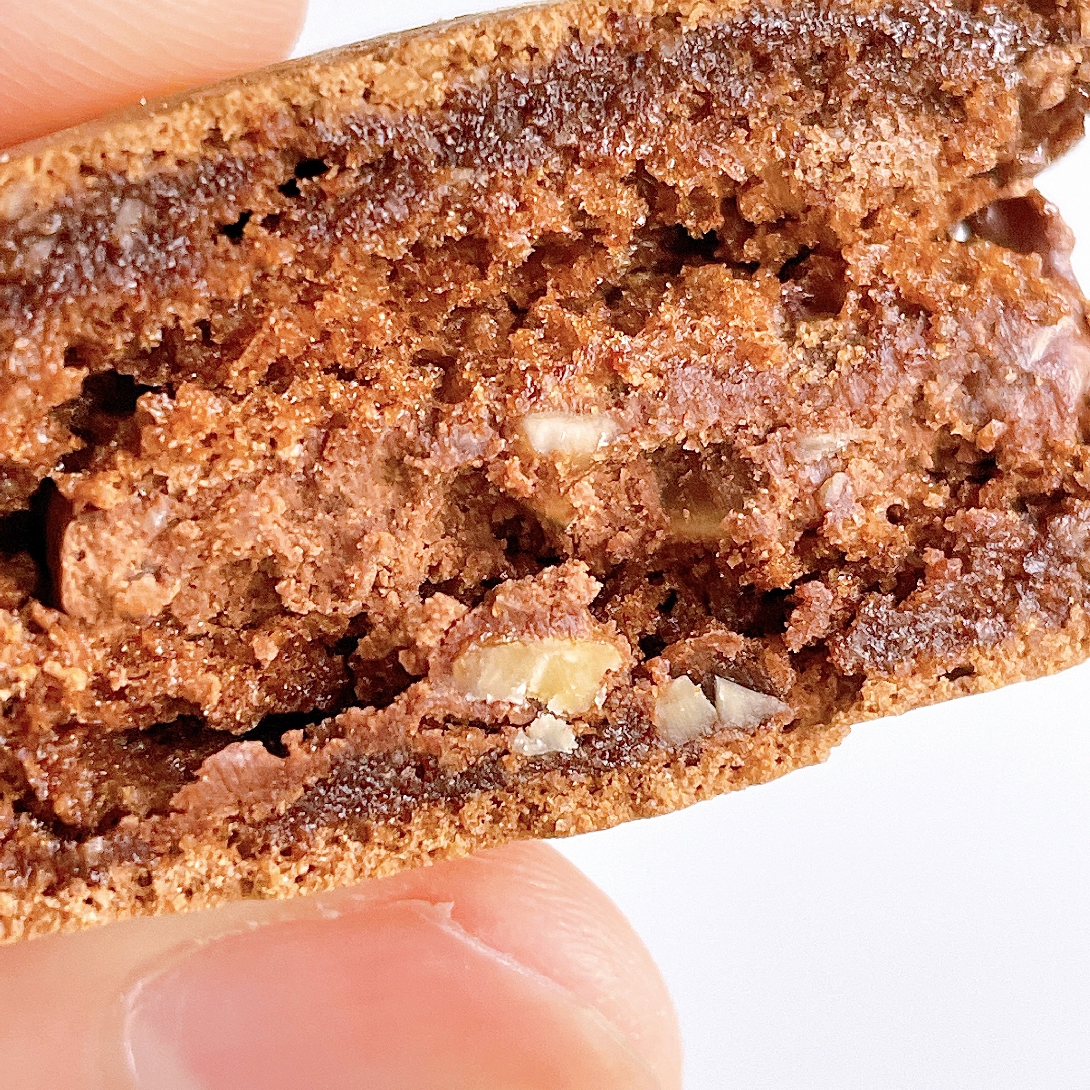 LAWSON(ローソン)の新作スイーツ「マカロン あまおう苺&ショコラ」小腹が空いた時のおやつやデザートにおすすめ