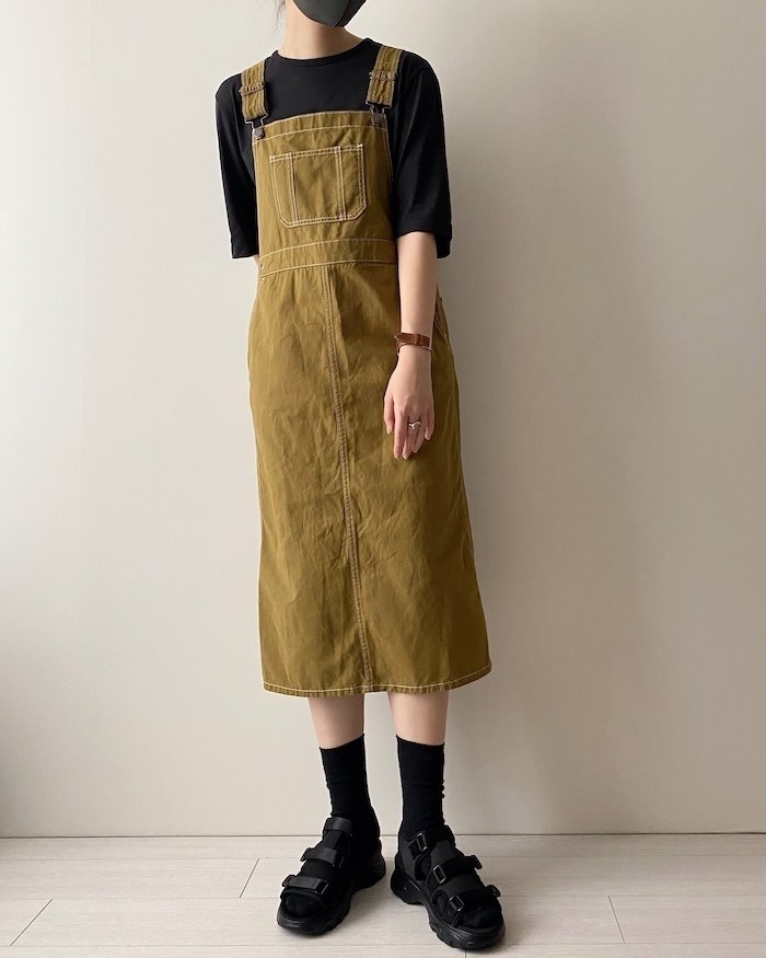 GU（ジーユー）のおすすめファッション「チノミディジャンパースカート」細見えする楽ちんなオシャレなオススメの一着