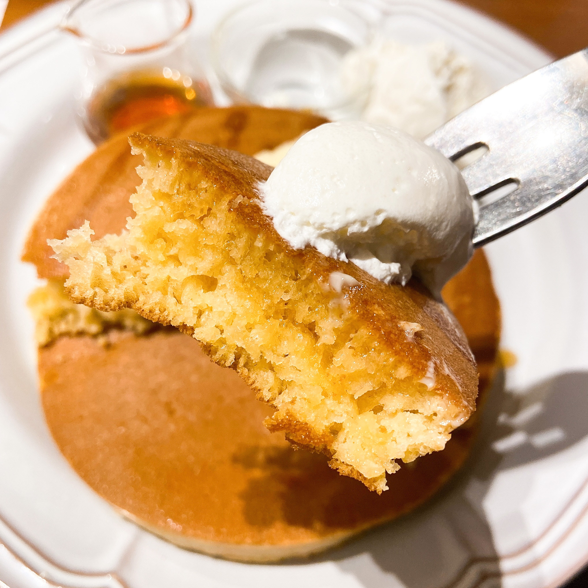 珈琲館の定番「トラディショナル・ホットケーキ ホイップクリーム付き」が昔ながらのレトロなホットケーキで大人気