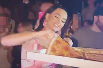 Katy Perry jogou fatias de pizza nas pessoas em uma balada em Las Vegas e todo mundo (aparentemente) adorou