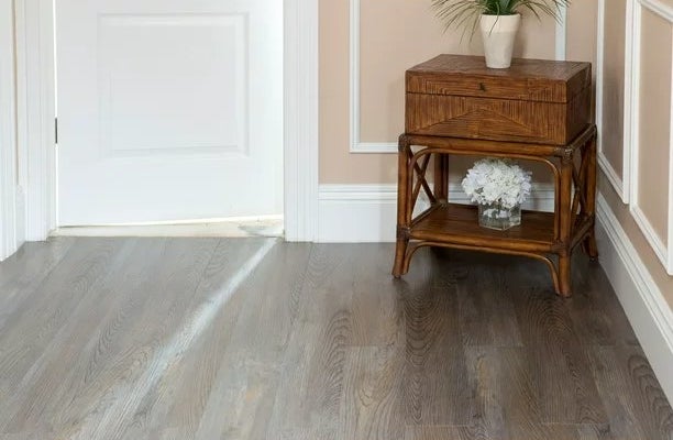 The floor planks in the color Silver Spruce