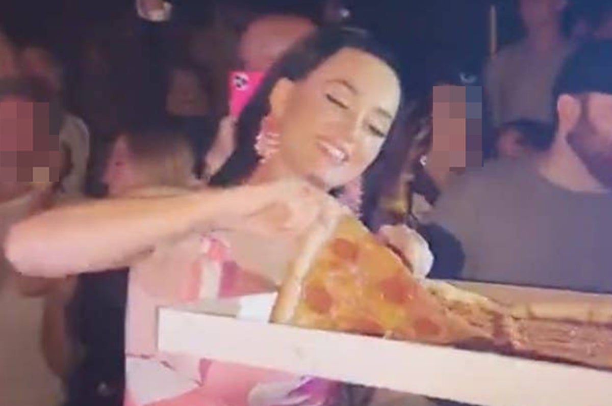 Katy Perry Threw A Pizza Into A Las Vegas Club Crowd