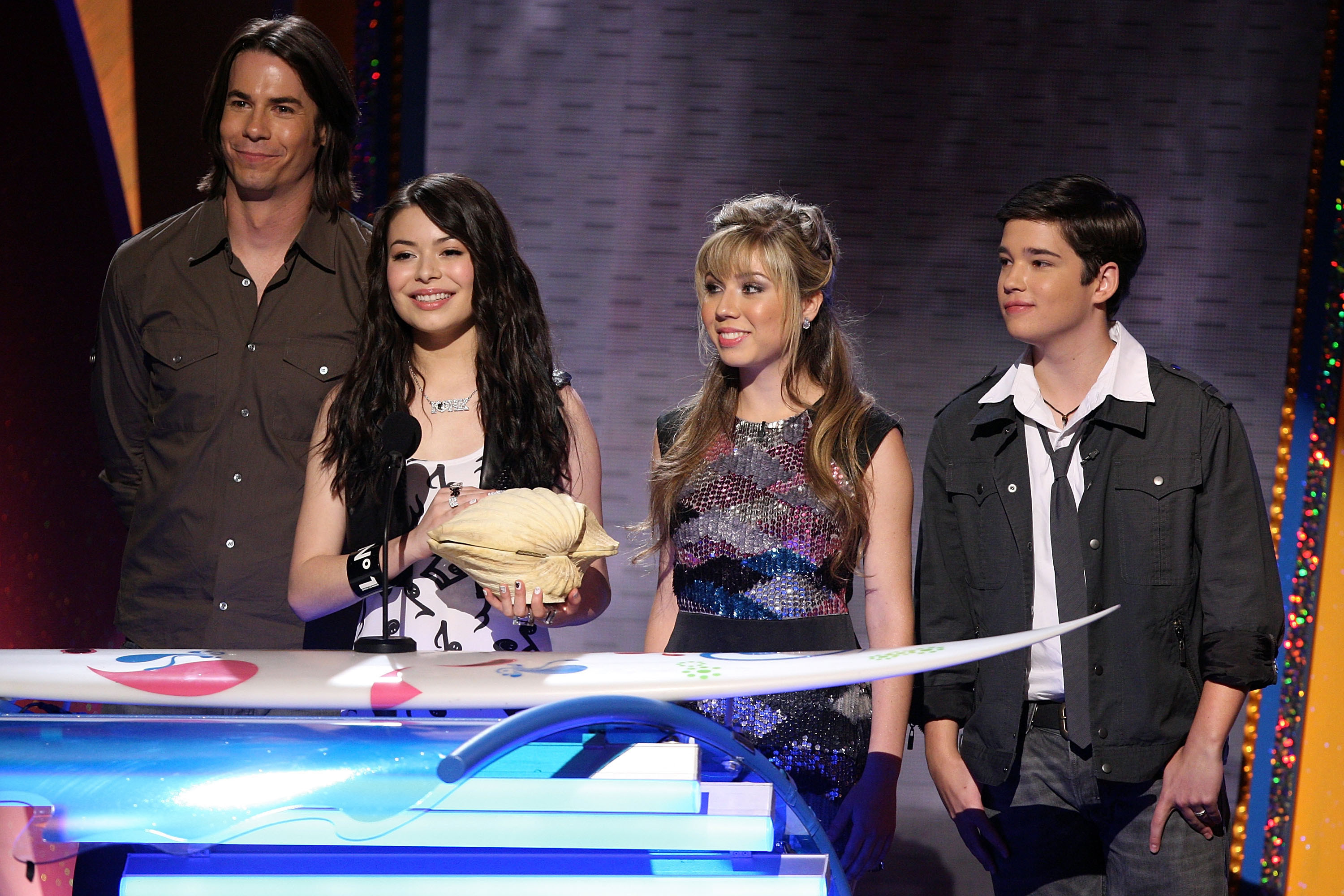 the cast of iCarly accepting an award