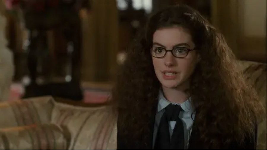 Anne Hathaway wearing glasses as Mia in the movie