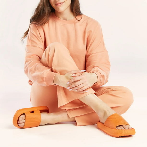 model wearing orange pillow slides