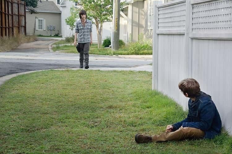 A perfectly mown lawn in &quot;The Walking Dead&quot;