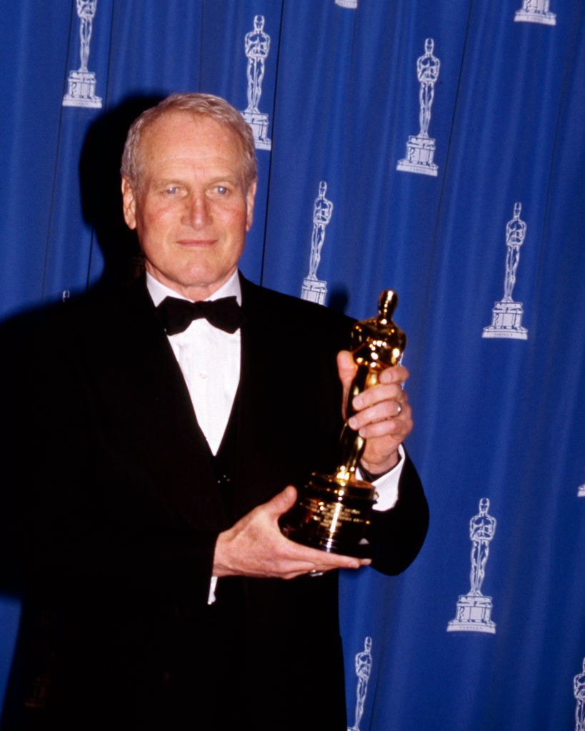 Paul Newman holding his Oscar