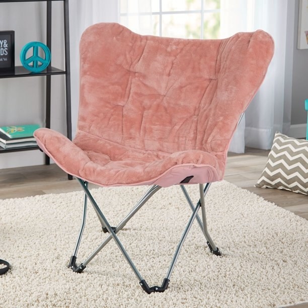 the velvet folding chair in pink